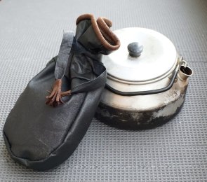 Kaffepåse i skinn. Handsytt i återbrukat material.